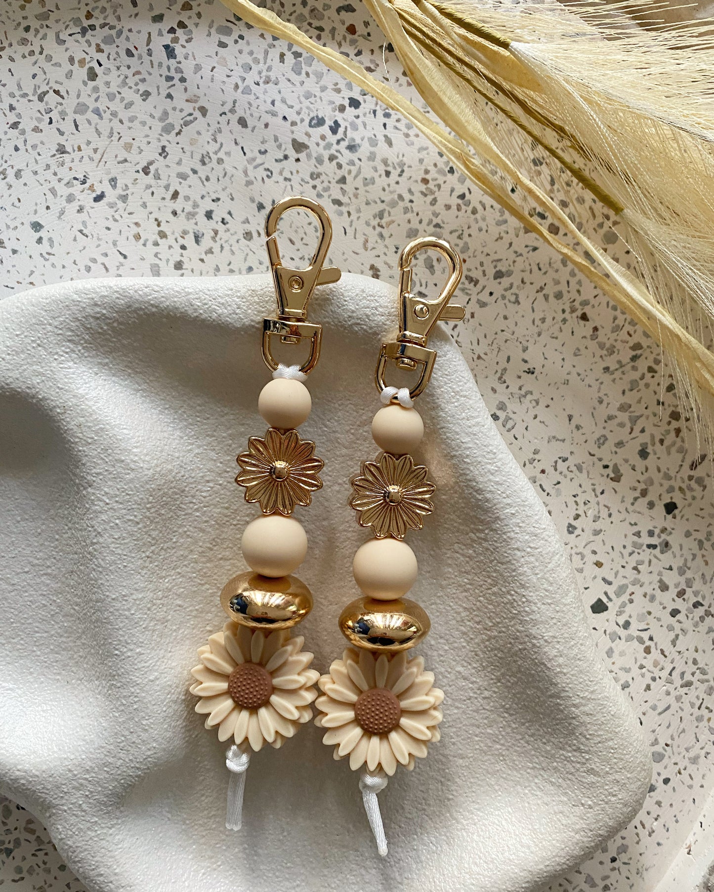 Deluxe Cream Daisy Keyring – ByEmilyRuth